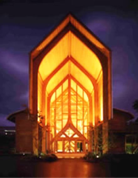 本社の外観(夜)