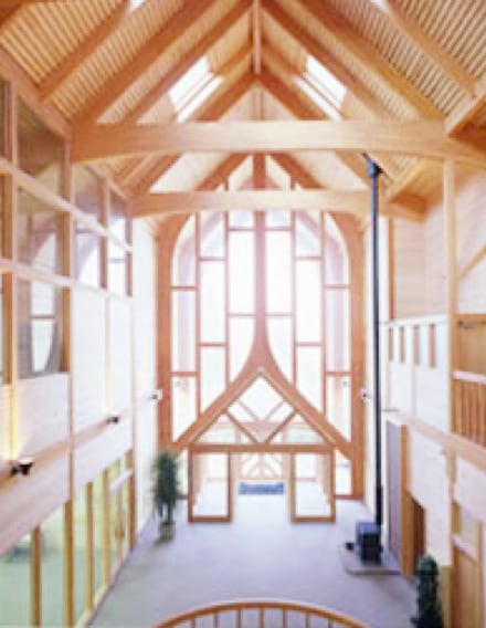 本社の内観(昼間)